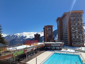 A hotel with a swimming pool, ski rental services, and mountain views. - Cosy Villarembert Apartment with Mountain View and Wi-Fi (Villarembert)