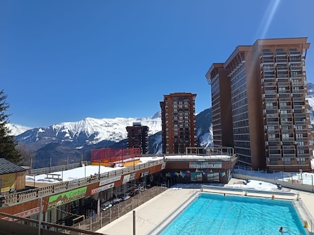 Pool. Cosy Villarembert Apartment with Mountain View and Wi-Fi