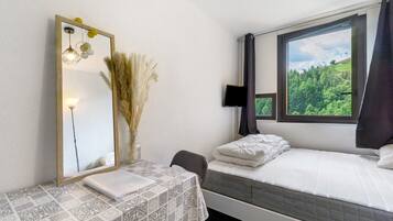 1 habitación, tabla de planchar con plancha, wifi gratis y ropa de cama