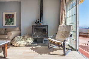 Fernseher, Kamin, Tischtennisplatte