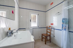 Chuveiro, secador de cabelo, toalhas de banho 
