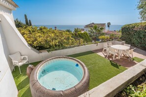 Outdoor dining - Apartment 'Villa Martinez Apartamento 3' with Sea View, Wi-Fi and Air Conditioning (Salobreña)