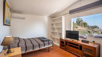 1 slaapkamer, een strijkplank/strijkijzer, gratis wifi, beddengoed