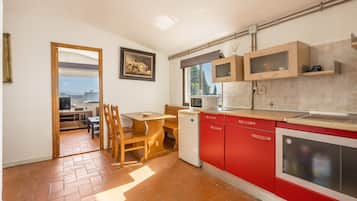 Kjøleskap, mikrobølgeovn, kokeplater og kaffetrakter/tekoker