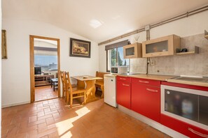 Geladeira, micro-ondas, cooktop, cafeteira/chaleira