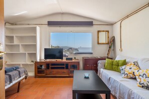 TV, table tennis - Apartment 'Villa Martinez Apartamento 3' with Sea View, Wi-Fi and Air Conditioning (Salobreña)