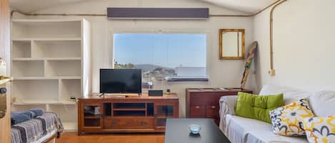 TV, mesa de pingue-pongue