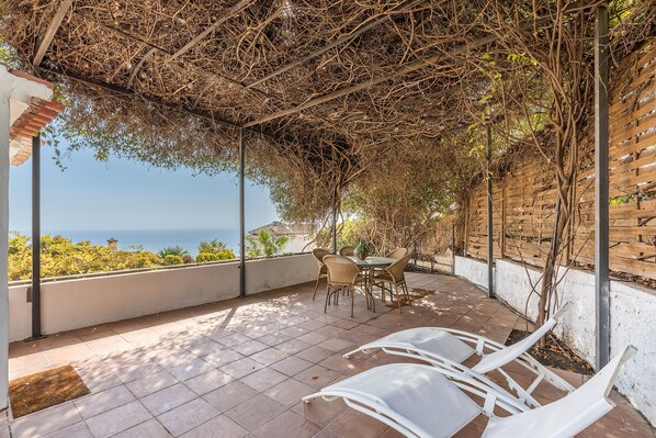 Outdoor dining - Apartment 'Villa Martinez Apartamento 3' with Sea View, Wi-Fi and Air Conditioning (Salobreña)