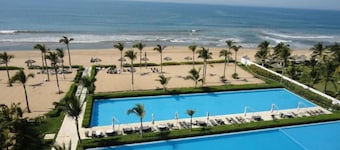 Beachfront 4 bedroom condo with amazing views