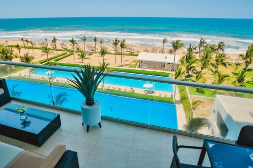 Beachfront 4 bedroom condo with amazing views