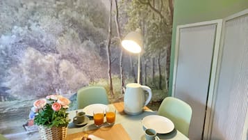 Appartamento familiare, 1 letto matrimoniale con divano letto, non fumatori, bagno privato | Area soggiorno | TV a schermo piatto 32 pollici con canali digitali, giocattoli