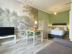 Familie appartement, 1 tweepersoonsbed met slaapbank, niet-roken, privébadkamer | Woonruimte | Een 32-inch flatscreentelevisie met digitale zenders en speelgoed