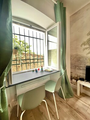 Căn hộ dành cho gia đình, 1 giường đôi và sofa giường, không hút thuốc, phòng tắm riêng | Khu phòng khách | TV màn hình phẳng 32-inch có truyền hình kỹ thuật số, đồ chơi 