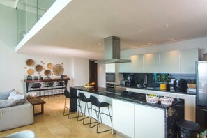 Een koelkast, een microgolfoven, een oven, een kookplaat