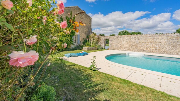 A stone building with a swimming pool, surrounded by a stone wall and lush greenery. - Holiday Home 'Maison De Vacances Avec Piscine' with Private Pool, Private Terrace and Wi-Fi (Sainte-Gemme)