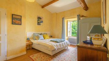 4 bedrooms, iron/ironing board, free WiFi