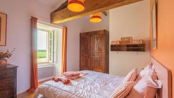 4 bedrooms, iron/ironing board, free WiFi