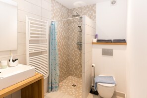 Dusche, Haartrockner, Handtücher