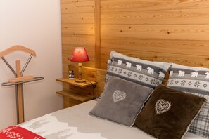 1 bedroom, free WiFi, bed sheets - Apartment 'La Sabaudia En Chartreuse' with Mountain View, Private Terrace and Wi-Fi (Saint-Pierre-d'Entremont)
