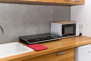 Fridge, microwave, stovetop, coffee/tea maker - Apartment 'La Sabaudia En Chartreuse' with Mountain View, Private Terrace and Wi-Fi (Saint-Pierre-d'Entremont)