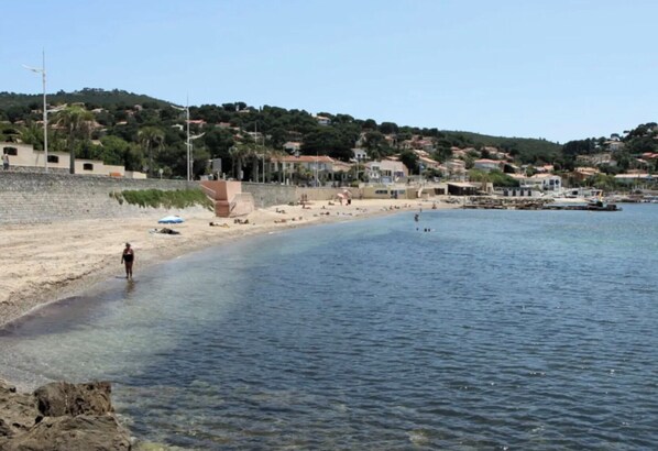 Beach nearby - Studio Apartment 'Joli  Proche De La Mer' with Private Terrace and Wi-Fi (Le pradet)