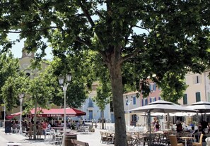 Outdoor dining - Studio Apartment 'Joli  Proche De La Mer' with Private Terrace and Wi-Fi (Le pradet)