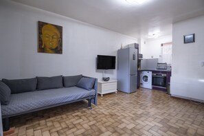 TV - Studio Apartment 'Joli  Proche De La Mer' with Private Terrace and Wi-Fi (Le pradet)