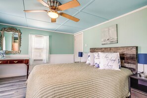 4 bedrooms, desk, iron/ironing board, WiFi