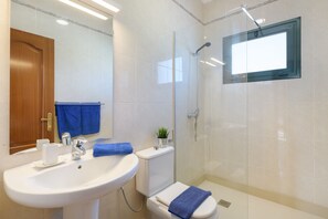 Dusche, Haartrockner, Handtücher