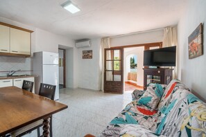 TV, ping pong - Apartment 'Villa Martinez  Apartamento 1' with Sea View, Wi-Fi and Air Conditioning (Salobreña)