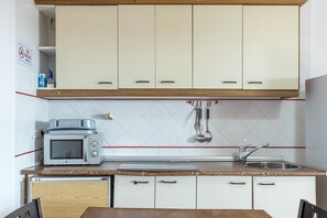 Fridge, microwave, stovetop, coffee/tea maker - Apartment 'Villa Martinez  Apartamento 1' with Sea View, Wi-Fi and Air Conditioning (Salobreña)