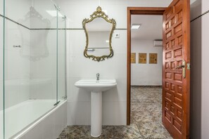 Regadera, secadora de cabello, toallas 