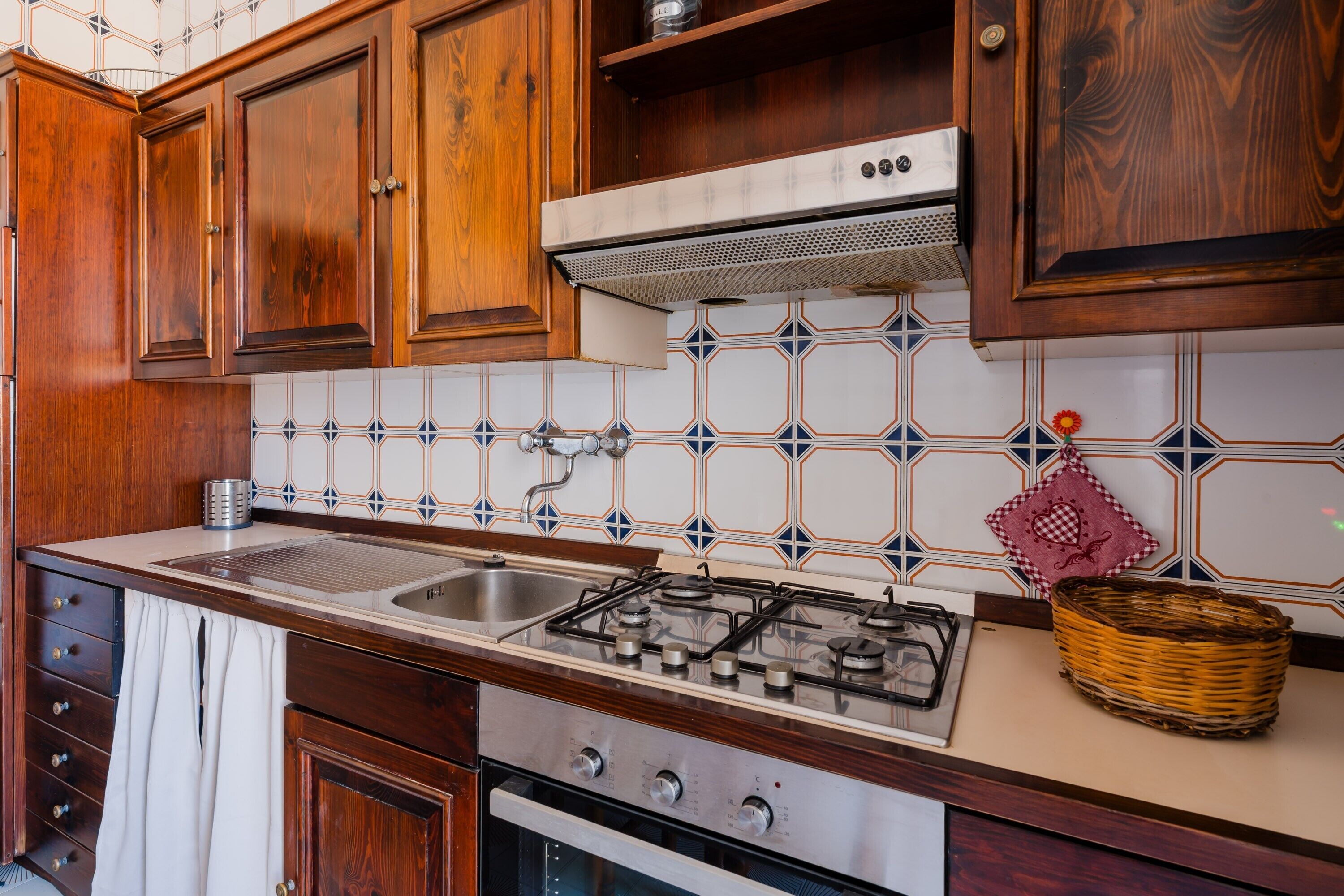 Frigorifero, forno, piano cottura, seggiolone