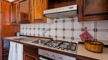 Frigorifero, forno, piano cottura, seggiolone