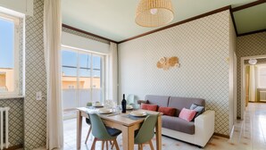 Un espace repas comprenant une table, des chaises et un canapé.