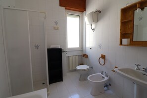 Ducha, secador de pelo, toallas