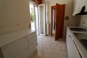 Jääkaappi, uuni, liesi, syöttötuoli