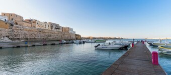 Holiday Home 'Suite Black and White' with Balcony, Wi-Fi and Air Conditioning