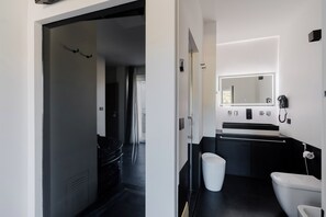 Een douche, een haardroger, handdoeken