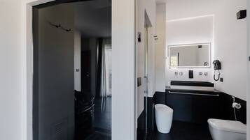 Douche, sèche-cheveux, serviettes fournies