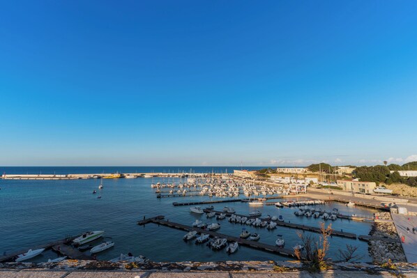 Marina - Holiday Home 'Suite Black and White' with Balcony, Wi-Fi and Air Conditioning (Otranto)