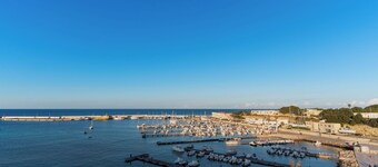 Holiday Home 'Suite Black and White' with Balcony, Wi-Fi & Air Conditioning
