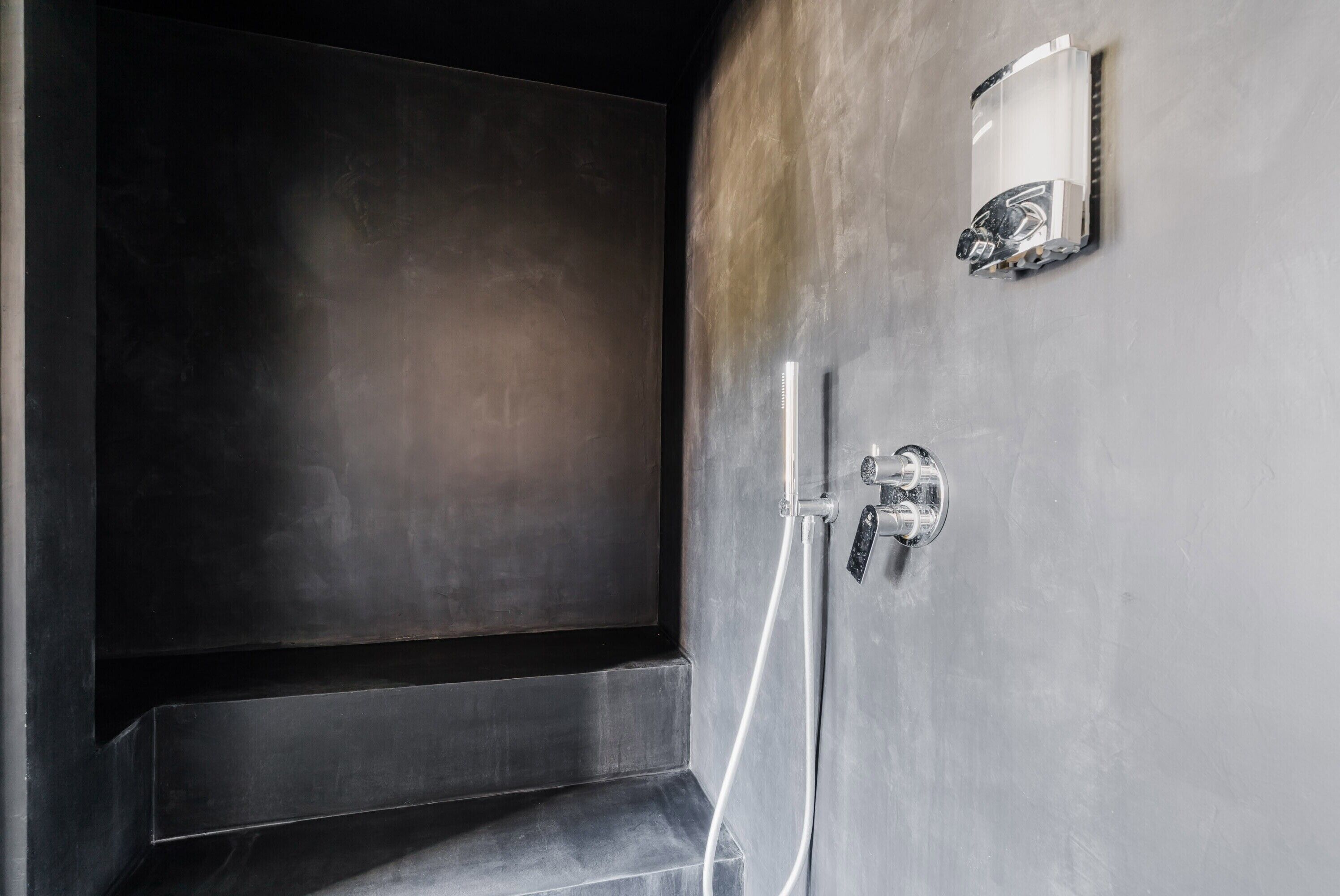 Douche, sèche-cheveux, serviettes fournies
