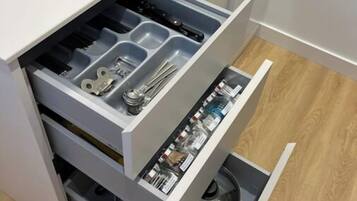 Een koelkast, een magnetron, een oven, een kookplaat