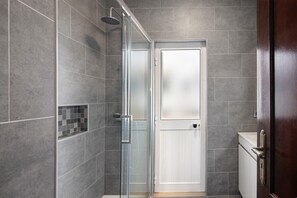 Dusche, Haartrockner, Handtücher