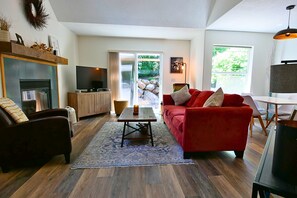 TV, fireplace, stereo