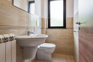 Apartment, Gartenblick | Badezimmer | Bidet