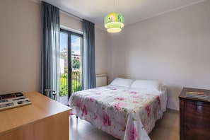 Apartamento, vistas al jardín | 3 dormitorios, tabla de planchar con plancha, wifi gratis y ropa de cama