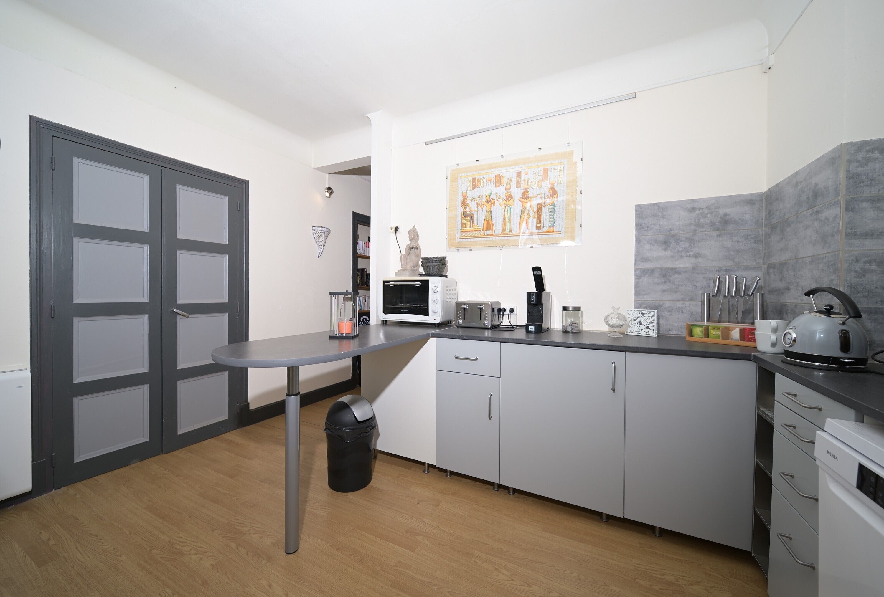 Fridge, microwave, dishwasher, coffee/tea maker