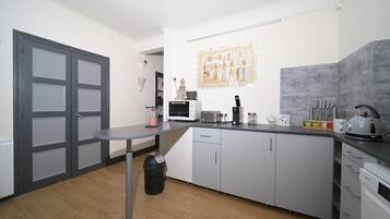 Fridge, microwave, dishwasher, coffee/tea maker